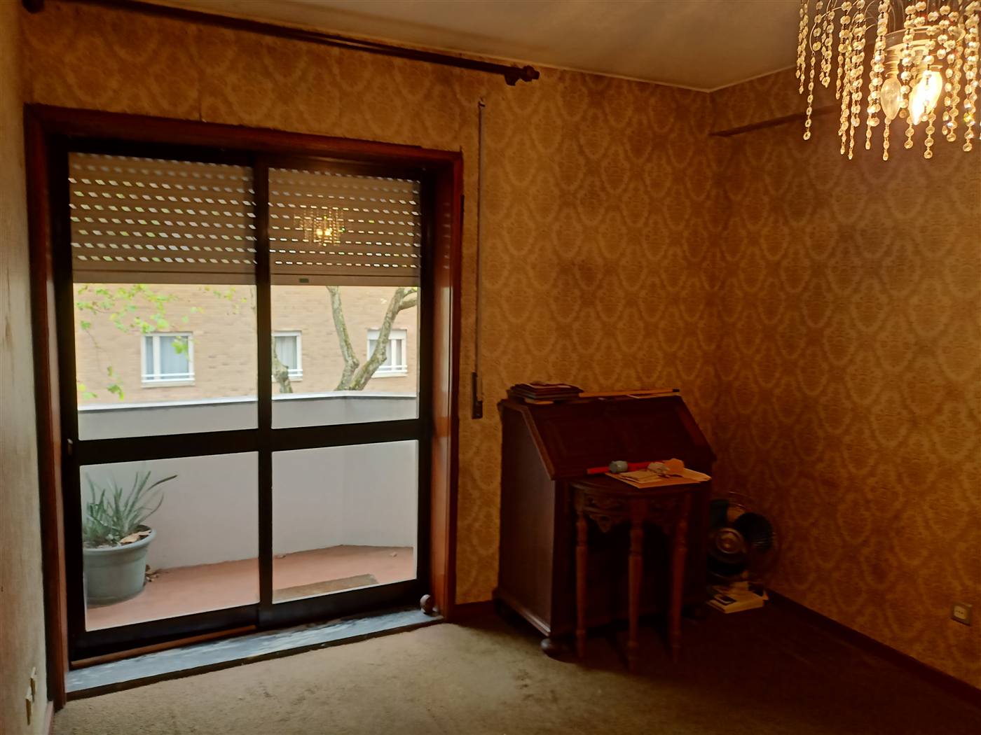 Quarto original — papel de parede e carpete